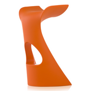 Karim Rashidin suunnittelema futuristinen ja sulavalinjainen Oranssi KONCORD tuoli Pumpkin Orange värisenä.