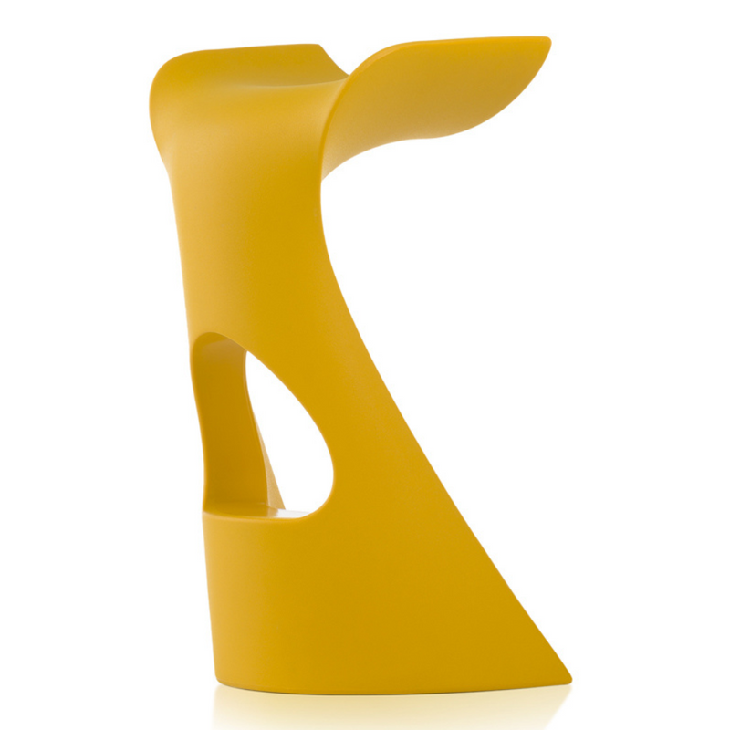 Karim Rashidin suunnittelema futuristinen ja sulavalinjainen KONCORD tuoli Saffron Yellow värisenä.