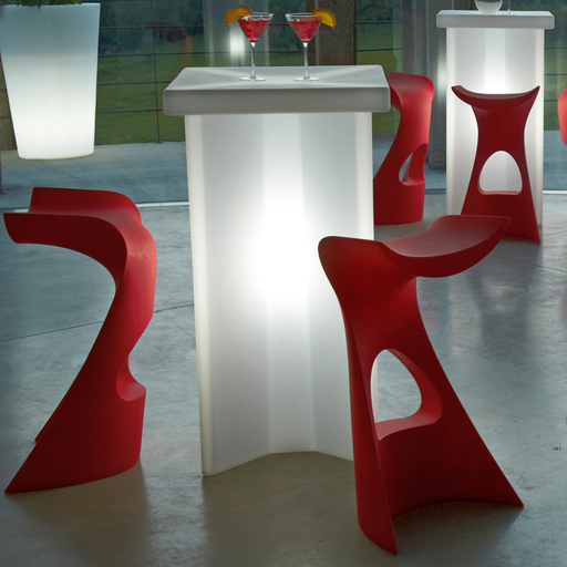 Karim Rashidin suunnittelema futuristinen ja sulavalinjainen KONCORD Baarituoli.