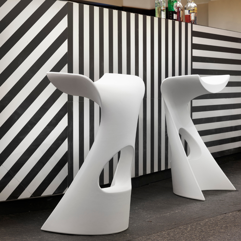 Karim Rashidin suunnittelema futuristinen ja sulavalinjainen KONCORD tuoli