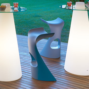 Karim Rashidin suunnittelema futuristinen ja sulavalinjainen KONCORD tuoli