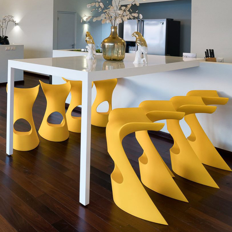 Karim Rashidin suunnittelema futuristinen ja sulavalinjainen KONCORD tuoli