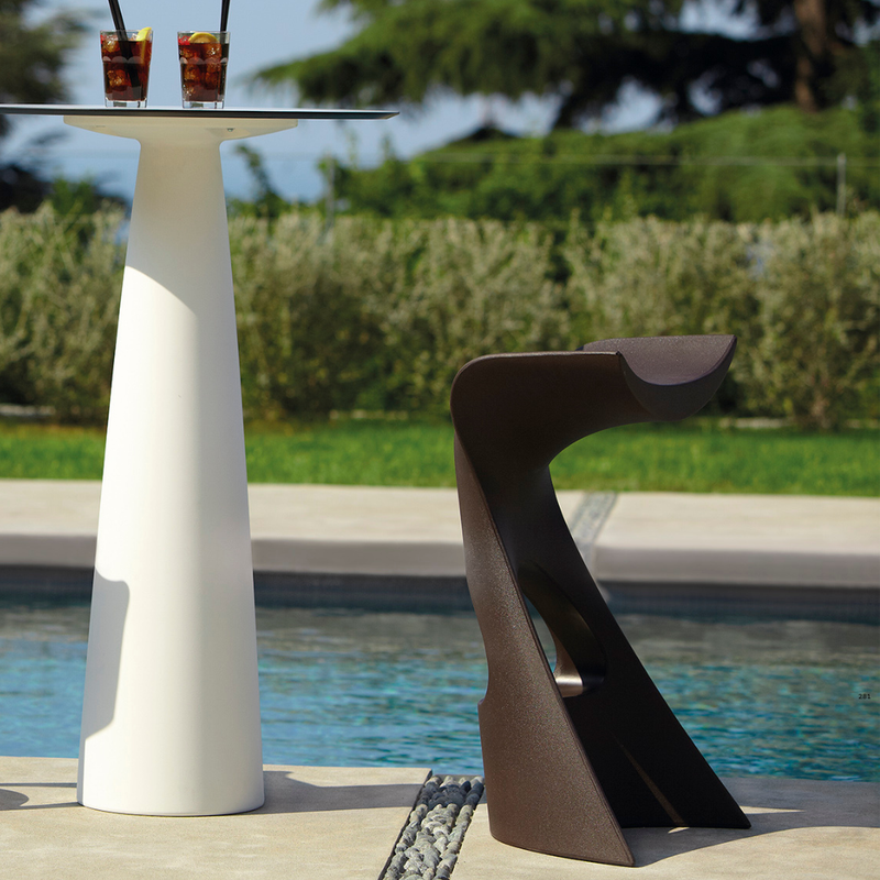 Karim Rashidin suunnittelema futuristinen ja sulavalinjainen KONCORD tuoli