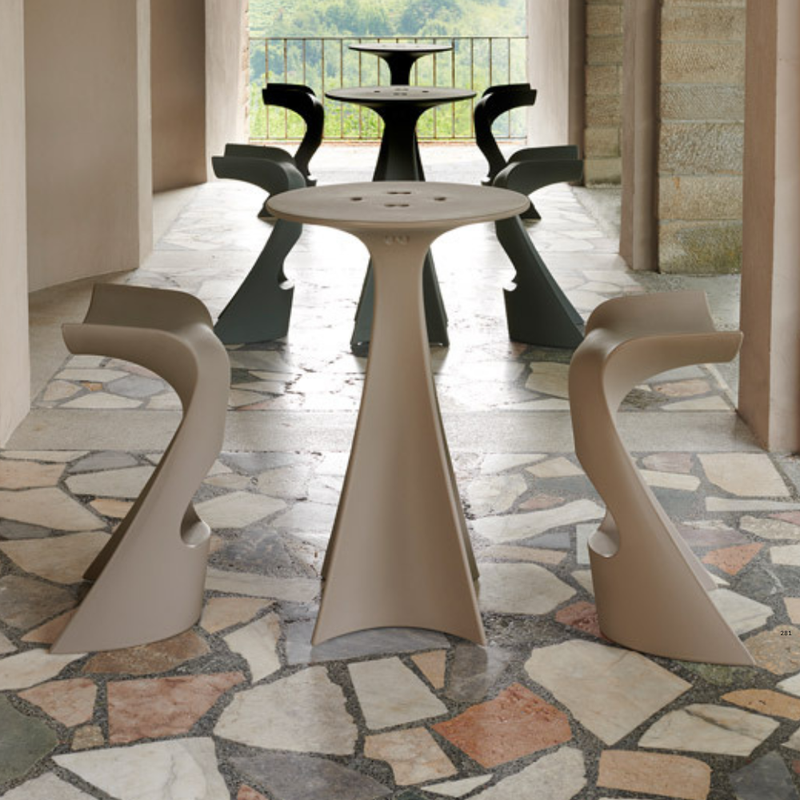 Karim Rashidin suunnittelema futuristinen ja sulavalinjainen KONCORD tuoli