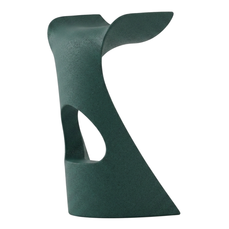 Karim Rashidin suunnittelema futuristinen ja sulavalinjainen KONCORD Baarituoli Vihreä Pine Green värisenä.