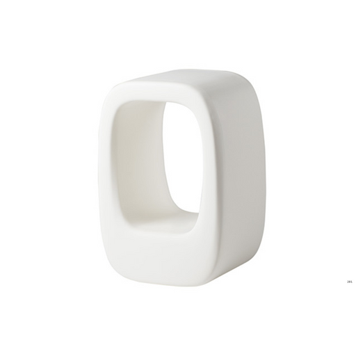 Barnaby Gunningin suunnittelema sulavalinjainen Valkoinen LAZY BONES design jakkara Milky White värillä.