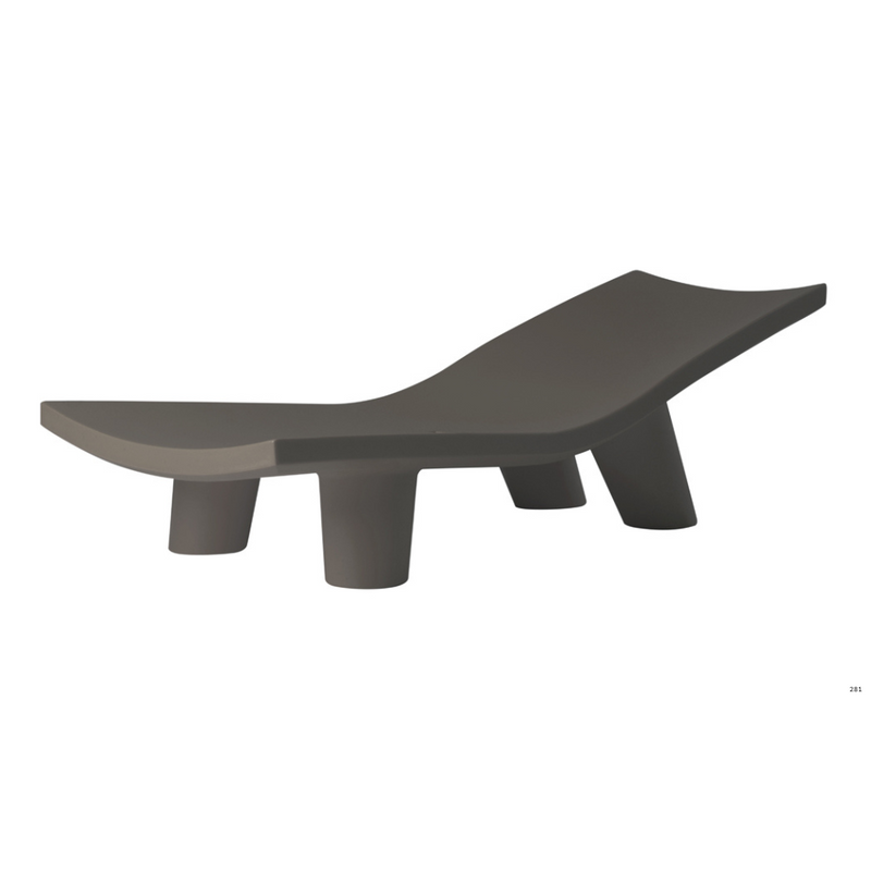 Paola Navonen suunnittelema hauska ja tyylikäs LOW LITA LOUNGE design aurinkotuoli Chocolate Brown värillä.