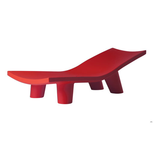 Paola Navonen suunnittelema hauska ja tyylikäs LOW LITA LOUNGE design aurinkotuoli Flame Red värillä.