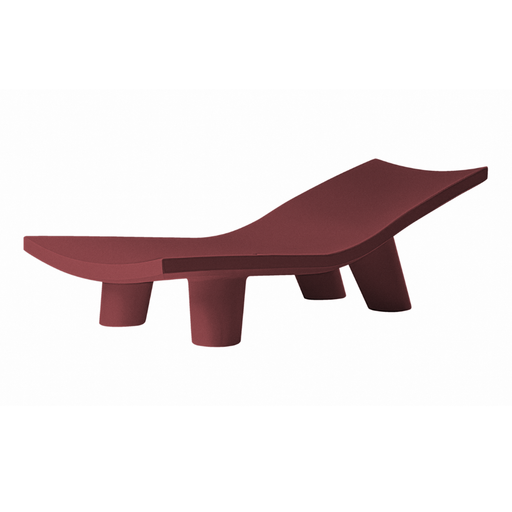 Paola Navonen suunnittelema hauska ja tyylikäs LOW LITA LOUNGE design aurinkotuoli Punainen Hibiscus Red värillä.