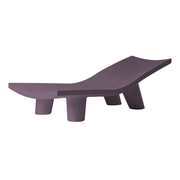 Paola Navonen suunnittelema hauska ja tyylikäs LOW LITA LOUNGE design aurinkotuoli Violetti Iris Violet värillä.