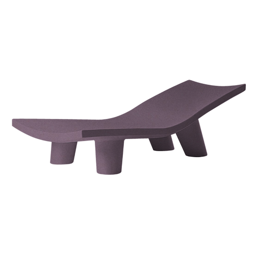 Paola Navonen suunnittelema hauska ja tyylikäs LOW LITA LOUNGE design aurinkotuoli Violetti Iris Violet värillä.