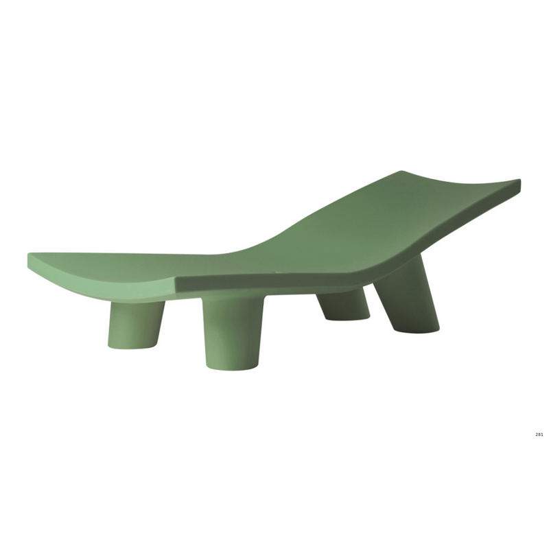 Paola Navonen suunnittelema hauska ja tyylikäs LOW LITA LOUNGE design aurinkotuoli Malva Green värillä.