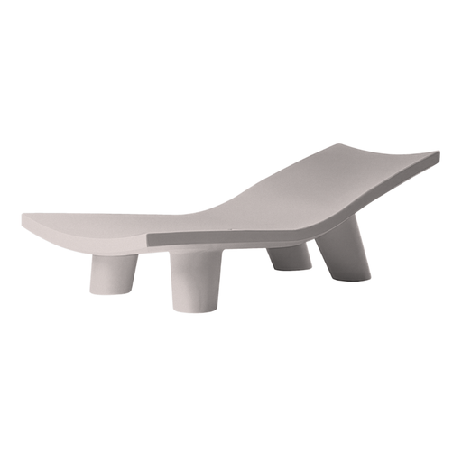 Paola Navonen suunnittelema hauska ja tyylikäs LOW LITA LOUNGE design aurinkotuoli Valkoinen Mist White värillä.