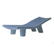 Paola Navonen suunnittelema hauska ja tyylikäs LOW LITA LOUNGE design aurinkotuoli Powder Blue värillä.