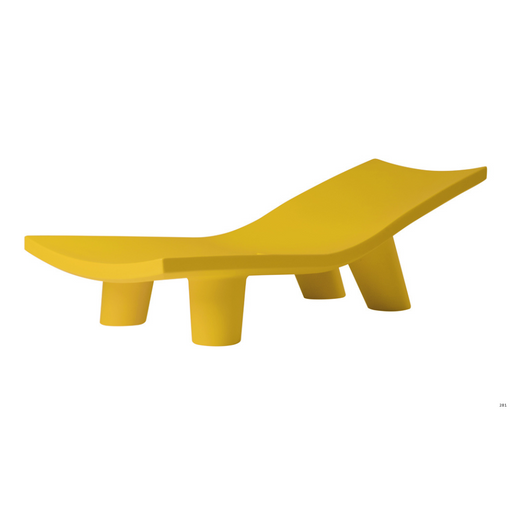 Paola Navonen suunnittelema hauska ja tyylikäs LOW LITA LOUNGE design aurinkotuoli Saffron Yellow värillä.