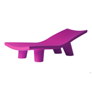 Paola Navonen suunnittelema hauska ja tyylikäs LOW LITA LOUNGE design aurinkotuoli Sweet Fuchsia värillä.