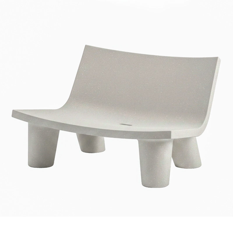 Paola Navonen suunnittelema hauska ja ultra-tyylikäs LOW LITA LOVE design sohva Valkoinen Mist White värillä.