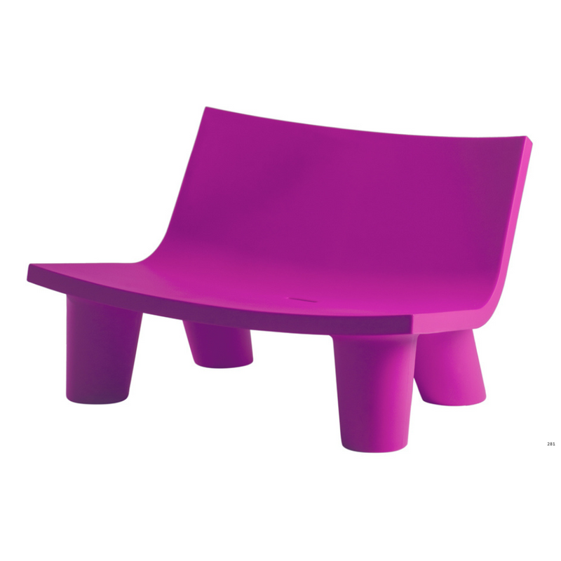 Paola Navonen suunnittelema hauska ja ultra-tyylikäs LOW LITA LOVE design sohva Sweet Fuchsia värillä.