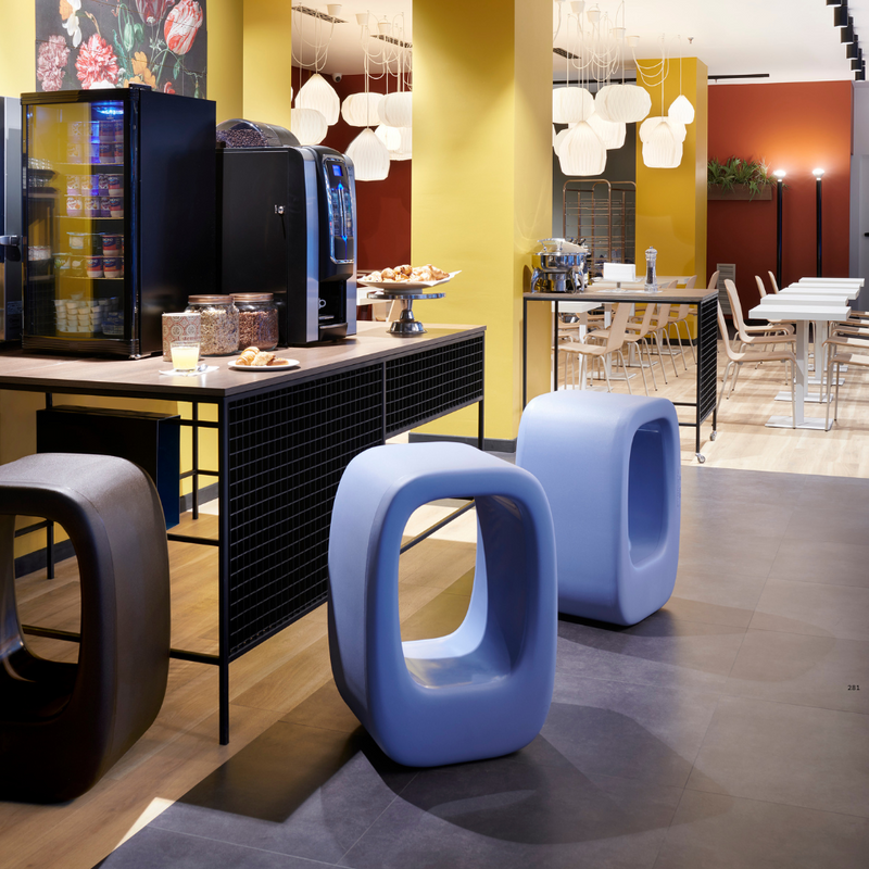 Barnaby Gunningin suunnittelema sulavalinjainen LAZY BONES design jakkara.