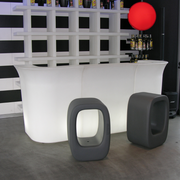 Barnaby Gunningin suunnittelema sulavalinjainen LAZY BONES design jakkara.