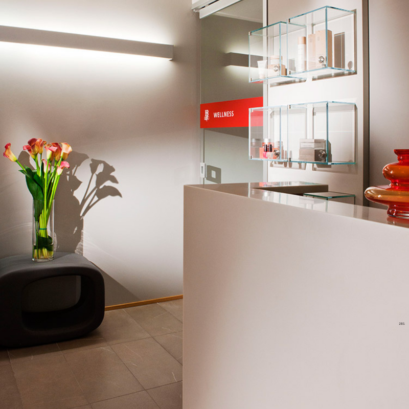 Barnaby Gunningin suunnittelema sulavalinjainen LAZY BONES design jakkara.