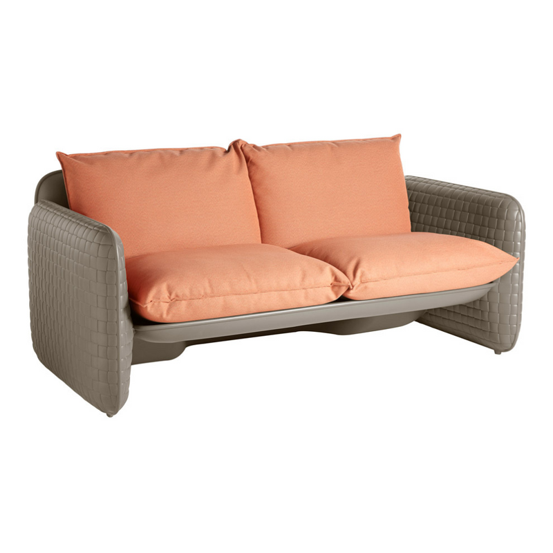 Lorenza Bozzolin suunnittelema sulavalinjainen Harmaa MARA design sohva Argil Grey värillä.