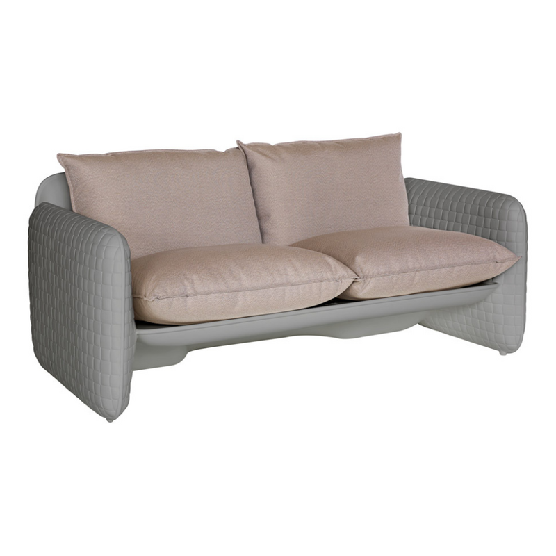 Lorenza Bozzolin suunnittelema sulavalinjainen Harmaa MARA design sohva Dove Grey värillä.