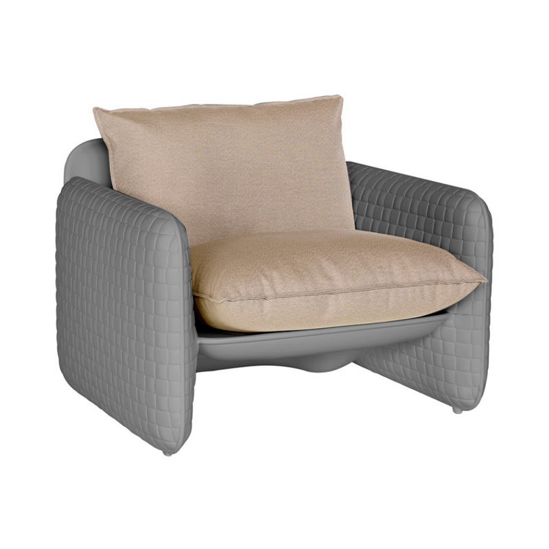Lorenza Bozzolin suunnittelema sulavalinjainen MARA Lounge design tuoli Dove Grey värillä.