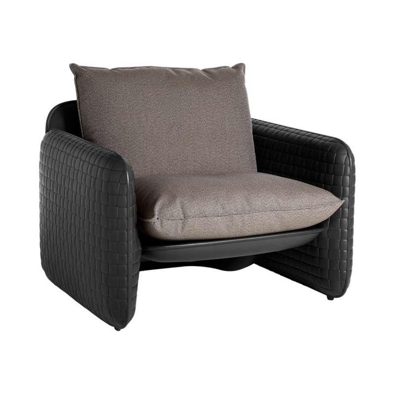 Lorenza Bozzolin suunnittelema sulavalinjainen MARA Lounge design tuoli Jet Black värillä.