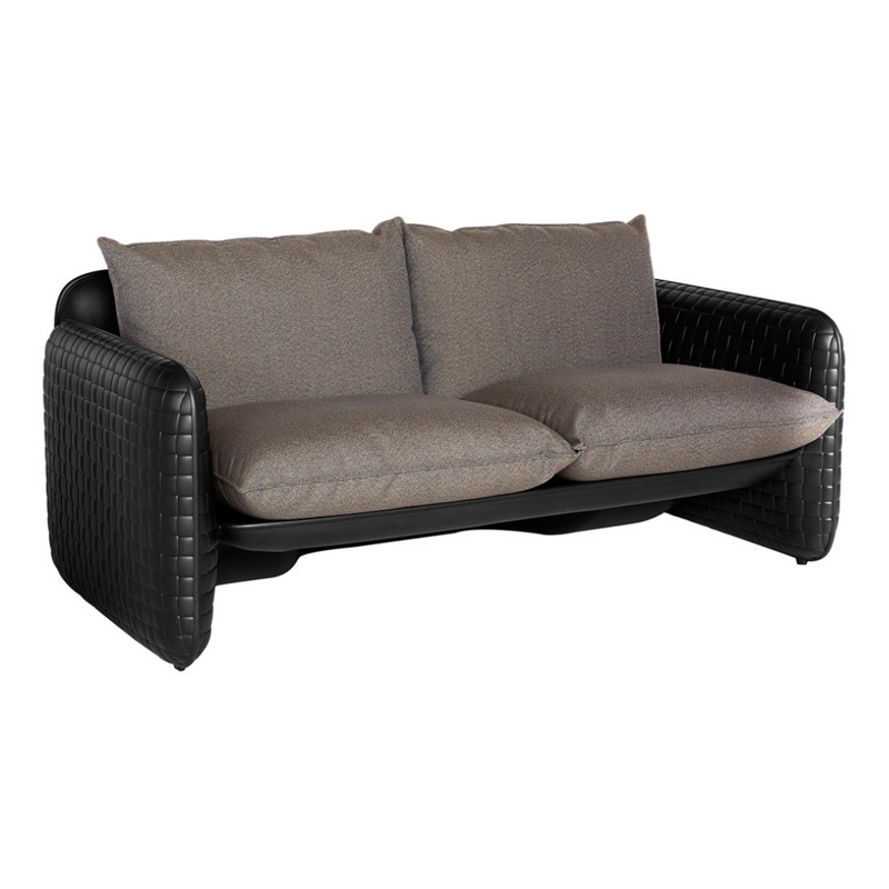 Lorenza Bozzolin suunnittelema sulavalinjainen Musta MARA design sohva Jet Black värillä.