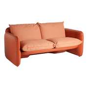 Lorenza Bozzolin suunnittelema sulavalinjainen Oranssi MARA design sohva Saddle Leather värillä.