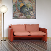 Lorenza Bozzolin suunnittelema sulavalinjainen Oranssi MARA design sohva.