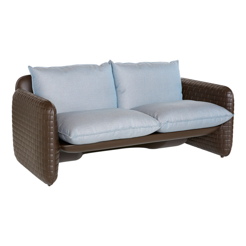 Lorenza Bozzolin suunnittelema sulavalinjainen MARA design sohva Chocolate Brown värillä.