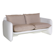 Lorenza Bozzolin suunnittelema sulavalinjainen MARA design sohva Milky White värillä.