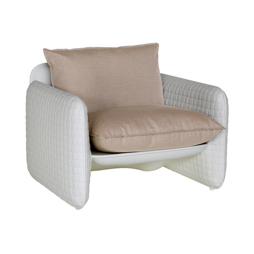 Lorenza Bozzolin suunnittelema sulavalinjainen Valkoinen MARA Lounge design tuoli Milky White värillä.