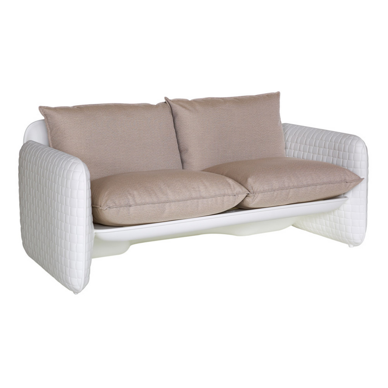 Lorenza Bozzolin suunnittelema sulavalinjainen Valkoinen MARA design sohva Milky White värillä.