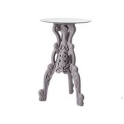 Moro & Pigattin suunnittelema hulvaton koristeellinen MASTER OF LOVE Harmaa Korkea pöytä Pyöreällä pöytälevyllä Argil Grey värisellä jalustalla.