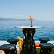 Moro & Pigattin suunnittelema hulvaton koristeellinen MASTER OF LOVE Harmaa Korkea pöytä Pyöreällä pöytälevyllä.