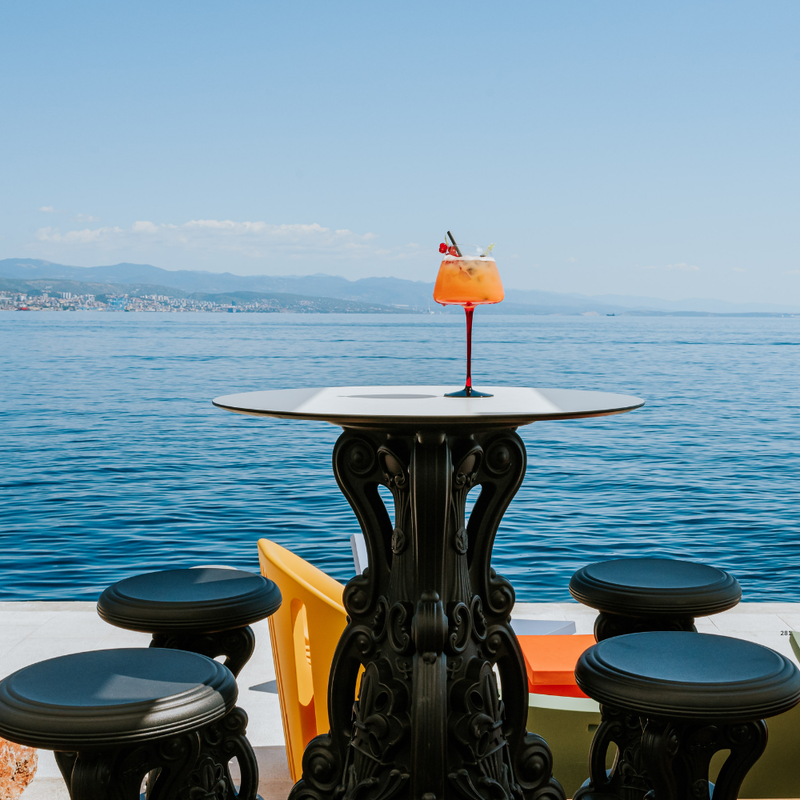 Moro & Pigattin suunnittelema hulvaton koristeellinen MASTER OF LOVE Harmaa Korkea pöytä Pyöreällä pöytälevyllä.