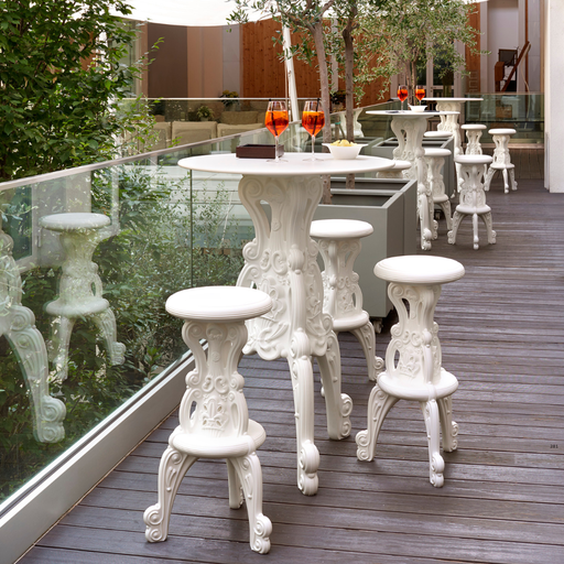 Moro & Pigattin suunnittelema hulvaton koristeellinen MASTER OF LOVE Harmaa Korkea pöytä Pyöreällä pöytälevyllä.