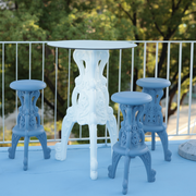 Moro & Pigattin suunnittelema hulvaton koristeellinen MASTER OF LOVE Harmaa Korkea pöytä Pyöreällä pöytälevyllä.