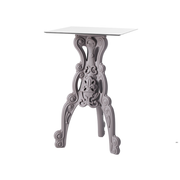 Moro & Pigattin suunnittelema hulvaton koristeellinen MASTER OF LOVE Harmaa Korkea pöytä Neliöllä pöytälevyllä Argil Grey värisellä jalustalla.