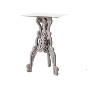 Moro & Pigattin suunnittelema hulvaton koristeellinen MASTER OF LOVE Harmaa Korkea pöytä Neliöllä pöytälevyllä Dove Grey värisellä jalustalla.