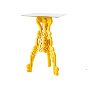 Moro & Pigattin suunnittelema hulvaton koristeellinen MASTER OF LOVE Keltainen Korkea pöytä Neliöllä pöytälevyllä Saffron Yellow värisellä jalustalla.