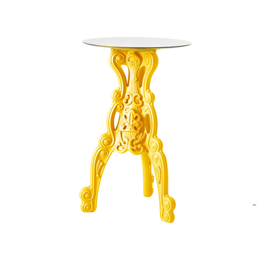 Moro & Pigattin suunnittelema hulvaton koristeellinen MASTER OF LOVE Keltainen Korkea pöytä Pyöreällä pöytälevyllä Saffron Yellow värisellä jalustalla.