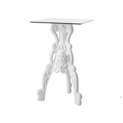Moro & Pigattin suunnittelema hulvaton koristeellinen MASTER OF LOVE Valkoinen Korkea pöytä Neliöllä pöytälevyllä Milky White värisellä jalustalla.
