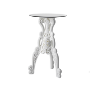 Moro & Pigattin suunnittelema hulvaton koristeellinen MASTER OF LOVE Valkoinen Korkea pöytä Pyöreällä pöytälevyllä Milky White värisellä jalustalla.