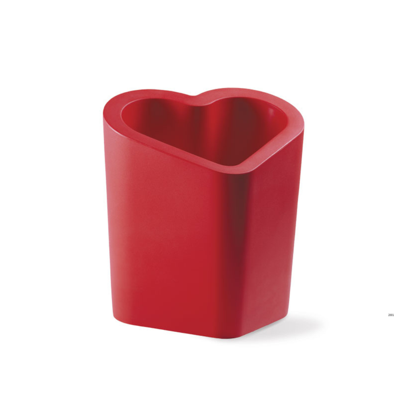 Alex Sacchettin suunnittelema käytännöllinen ja tyylikäs sydämen muotoinen MON AMOUR POT Kasviruukku Flame Red värillä.