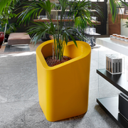 MON AMOUR POT tyylikäs Keltainen Kasviruukku Saffron Yellow värillä.