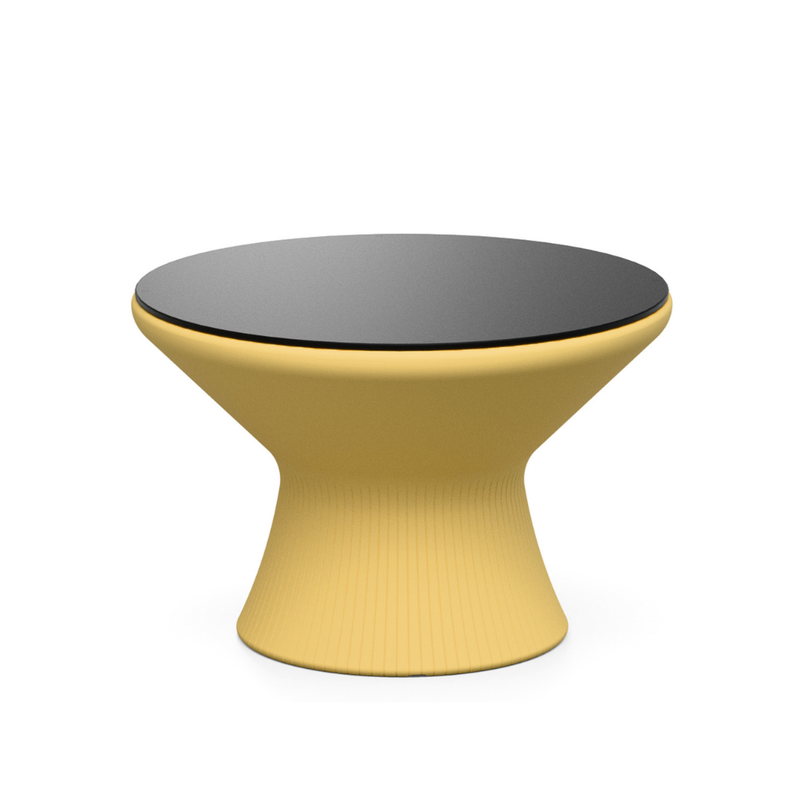 LOOPE® Studion suunnittelema näytävä OUTi Pöytä Hiekan keltainen RAL 1002 mustalla pöytälevyllä. The impressive OUTi Table designed by LOOP® Studio in Sand yellow RAL 1002 and with black tabletop.